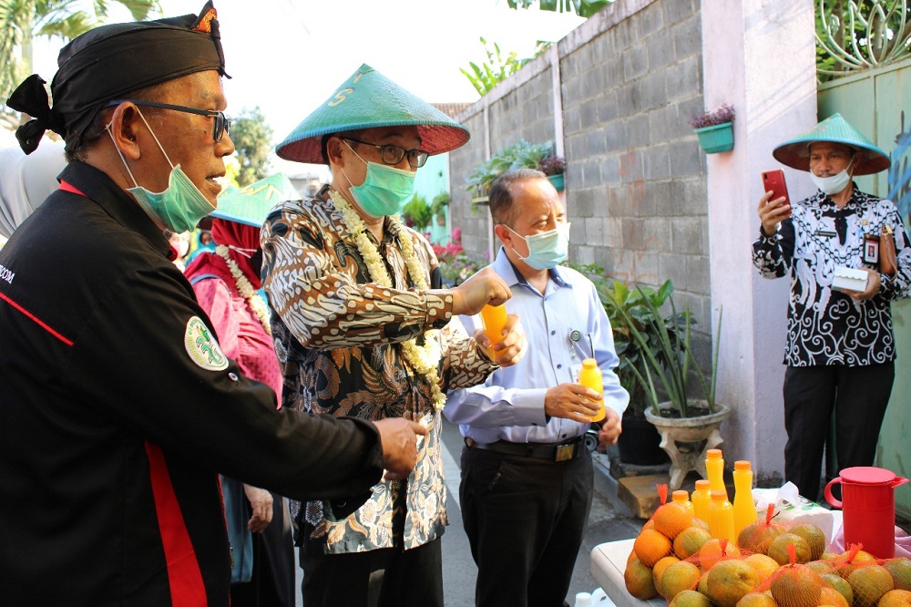 Bambang-Irianto-inisiator-Kampung-3G-Wakil-Kepala-Badan-BPIP-RI-Prof.Dr_.-Hariyono-M.Pd_.-dan-Rektor-ITN-Malang-Dr.Ir_.-Kustamar-MT-saat-melihat-lihat-stand-produk-masyarakat