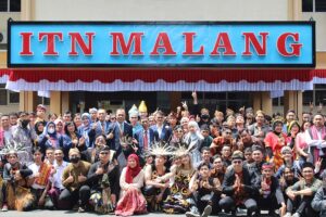 Nicodimus Wijanarko, mahasiswa arsitektur (tengah, dengan pakaian adat Kalimantan) bersama peserta yudisium FTSP ITN Malang