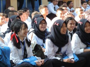 Peserta PKKMB ITN Malang terlihat santai tapi serius mengikuti PKKMB