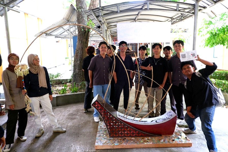 Amar Rizqi Afdholy, ST., MT., dosen Arsitektur S-1 ITN Malang (berkacamata) bersama tim Gapura Rupa Tanpa Suara karya mahasiswa semester 1 Arsitektur ITN Malang