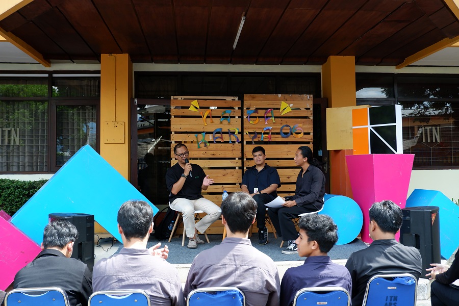 Ar. Adhi Firman Hidayat, IAI, alumnus Arsitektur S-1, ITN Malang memberikan materi pada Talk Show Nata Karya 6.0 Arsitektur ITN Malang