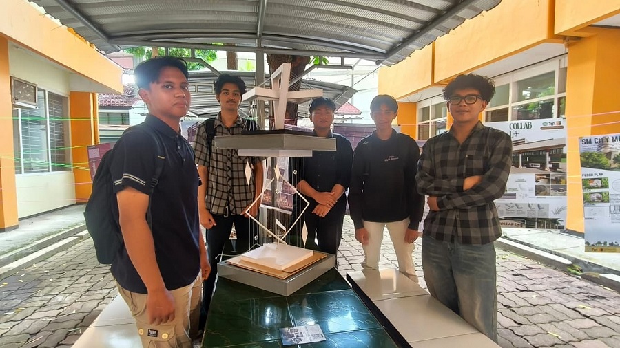 Tim “Jam Waktu” bersama instalasi “Jam Pasir” karya mahasiswa semester 1 Arsitektur ITN Malang
