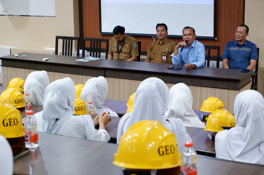 Wakil Rektor 3 ITN Malang, Dr. Hardianto, ST., MT., menyambut para siswa SMKN 1 Singosari yang akan melaksanakan Project Based Learning (PBL) di Kampus 2 ITN Malang.