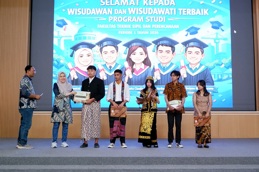Dekan FTSP, Dr. Debby Budi Susanti, ST., MT., memberi apresiasi pada lulusan terbaik masing-masing program studi