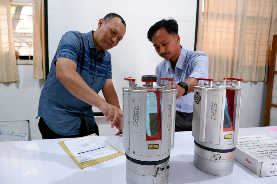 Kaprodi Teknik Geodesi S-1, Dedy Kurnia Sunaryo, ST., MT., (kiri) bersama Saiful Muklas, Supervisor Survey dari PT Saptaindra Sejati (SIS)