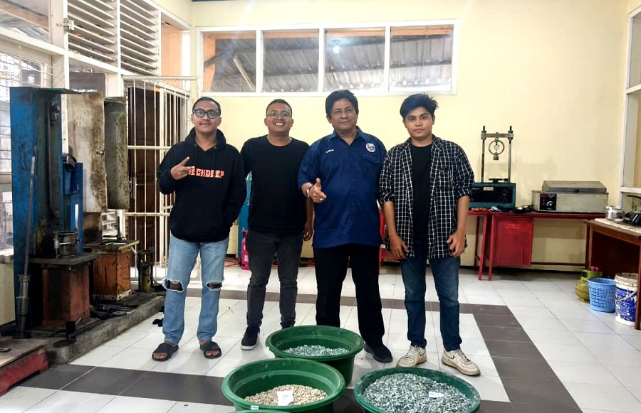 Kepala Lab Transportasi dan Jalan Raya, Annur Ma'ruf, ST., MT., bersama mahasiswa di Lab Transportasi dan Jalan Raya.