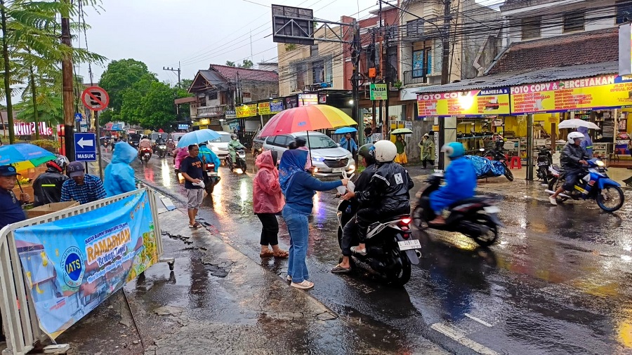 Diguyur hujan Ikatan Alumni Teknik Sipil (IATS) ITN Malang membagikan takjil di depan kampus 1 ITN Malang