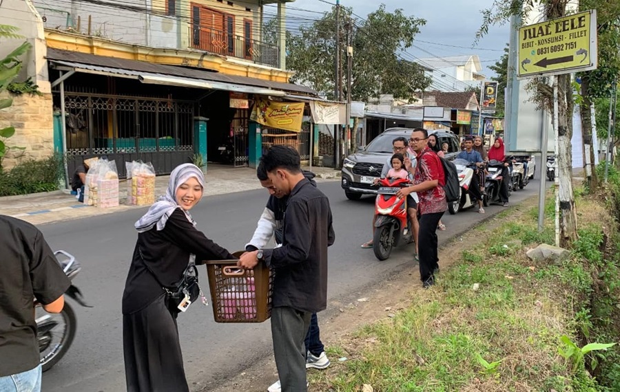 Himpunan Mahasiswa Arsitektur ITN Malang membagikan takjil di kawasan Mulyoagung Dau Malang