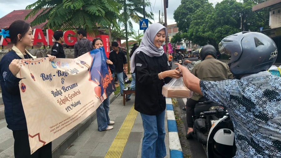 Mahasiswa Teknik Geodesi ITN Malang membagikan takjil di depan Kampus 1 ITN Malang. (2)