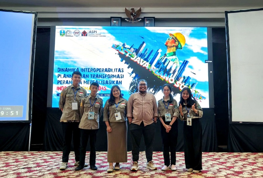 Anita Claudia Novedy, bersama tim mahasiswa PWK ITN Malang saat mengikuti East Java Plano Summit 2024