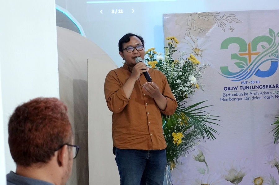 Imanuel Ardiemas Sindhunata S., mahasiswa Arsitektur S-1, ITN Malang saat presentasi lomba Sayembara Gagasan Desain Altar GKJW Tunjungsekar Malang 2026