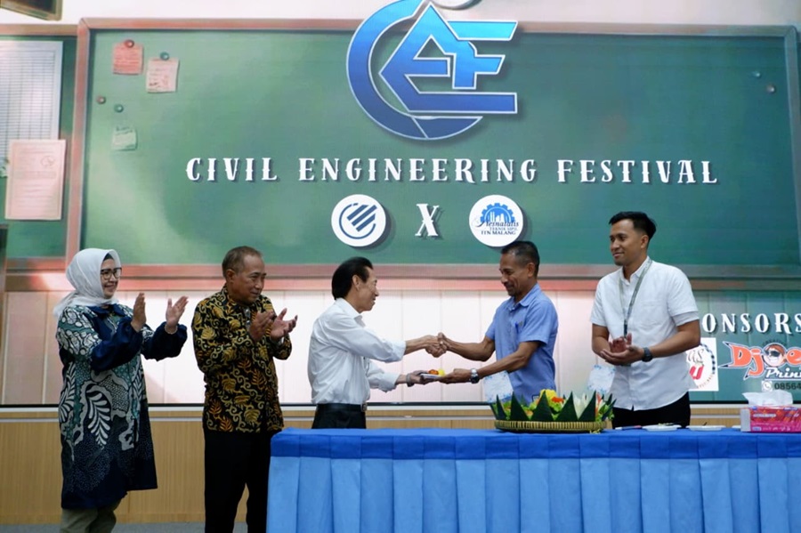 Kepala Prodi Teknik Sipil S-1, ITN Malang, Dr. YosimsonPetrus Manaha, ST., MT., memotong tumpeng dan menyerahkan kepada purna tugas TeknikSipil