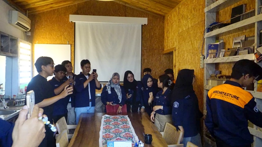 Mahasiswa Arsitektur S-1, ITN Malang mengunjungi CV Safira Mitrano biro desain dan kontraktor di Malang