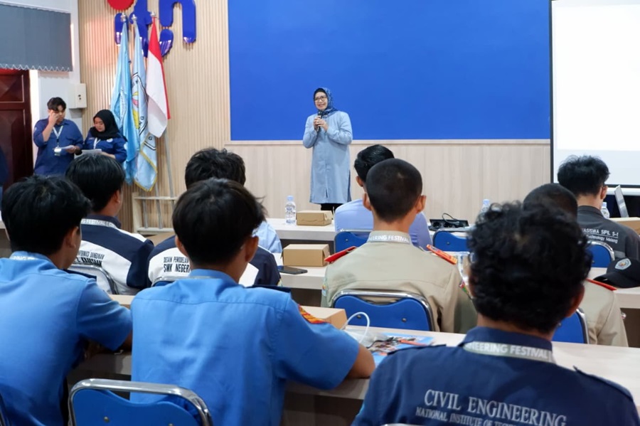 Wakil Dekan 3 FTSP ITN Malang, Ida Soewarni, ST., MT., saat memberi sambutan pada pembukaan Civil Engineering Festival (CEF) 2026 Prodi Teknik Sipil S-1, ITN Malang.