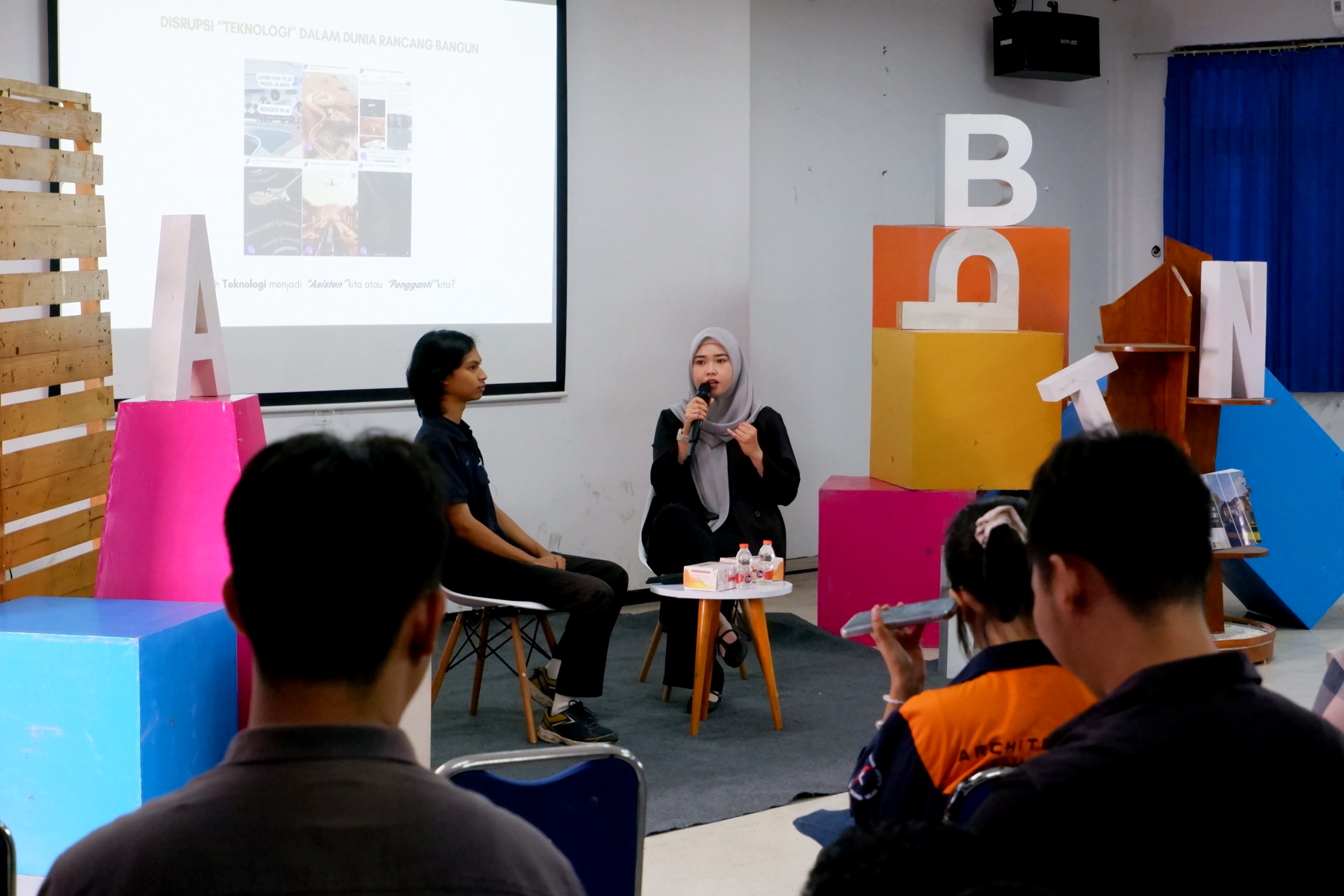 Ar. Rani Yuni Wulandari, IAI., Director MDS Architects, saat memberi materi pada Nata Karya 7.0. Arsitektur ITN Malang (2)