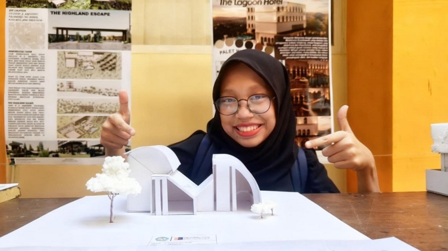 Desta Alzahia, mahasiswa Arsitektur ITN Malang bersama karyanya Ojol Lounge