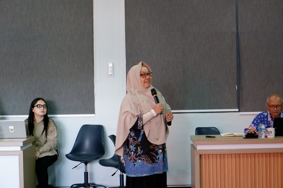 Dr. Ir. Agustina Nurul Hidayati, MT., ahli infrastruktur wilayah ITN Malang saat presentasi Penyusunan Rencana Induk Infrastruktur Kawasan Strategis Daerah (KSD). (1)