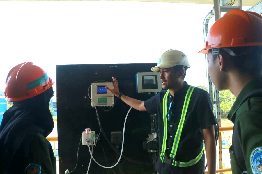 Mahasiswa Teknik Lingkungan S-1, ITN Malang saat mendapat penjelasan di IPAM Karang Pilang 4, Perumda Air Minum Surya Sembada