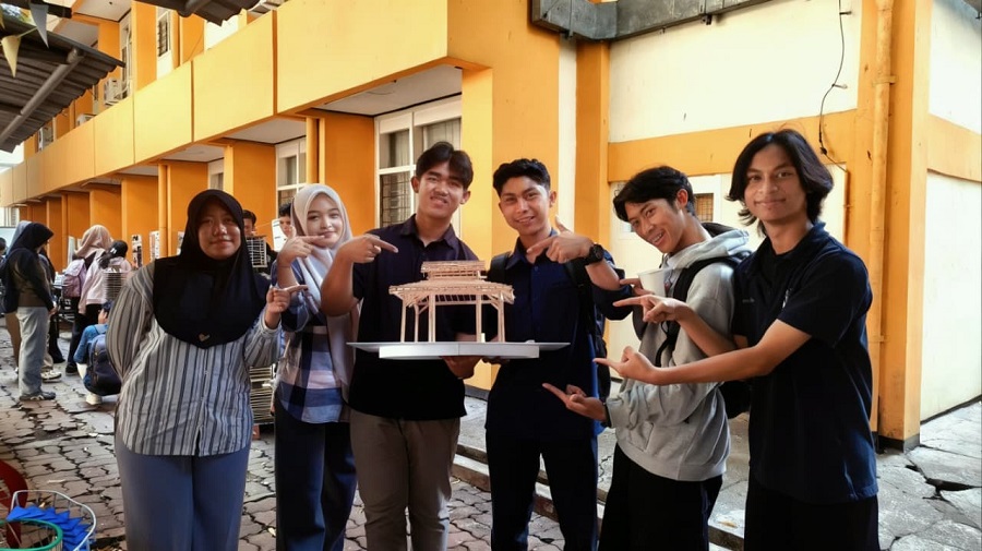Muhammad Ahsan Mazza, dan tim dengan karyanya yang dipamerkan dalam Nata Karya 7.0. Arsitektur ITN Malang.