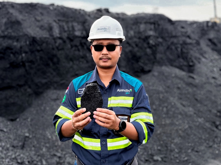 Saipul Muklas, Unit Head Mine Survey PT Saptaindra Sejati (SIS) - Group PT AlamTri Geo, alumni Teknik Geodesi S-1 ITN Malang angkatan 2012 saat berada lokasi pertambangan