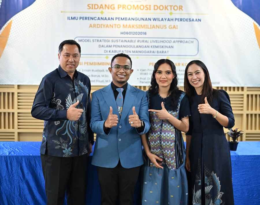 Dosen ITN Malang Dr. Ir. Ardiyanto Maksimilianus Gai, ST., M.Si., MM., bersama Rektor ITN Malang dan isteri