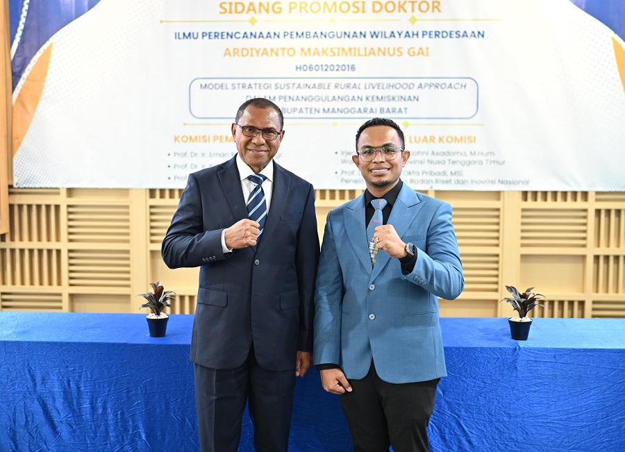 Dosen ITN Malang Dr. Ir. Ardiyanto Maksimilianus Gai, ST., M.Si., MM., bersama Wakil Gubernur NTT, Irjen Pol. (P) Dr. Johni Asadoma, M.Hum., usai sidang promosi doktor