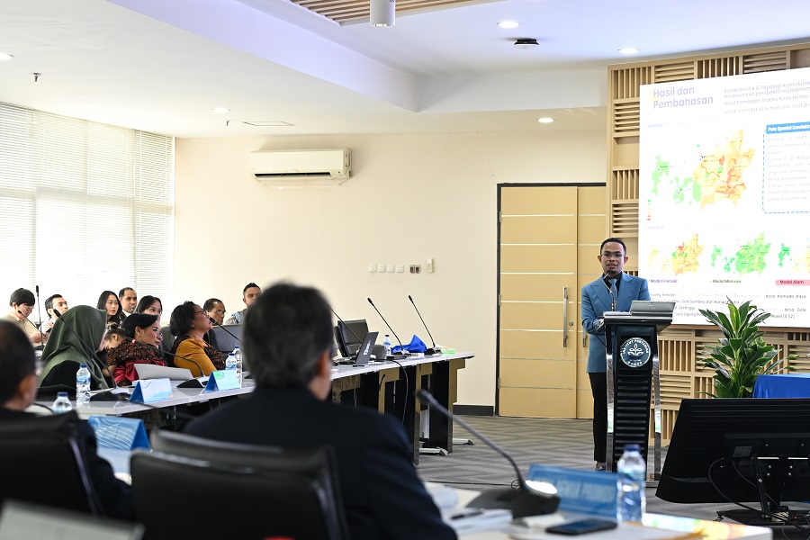 Dosen ITN Malang Dr. Ir. Ardiyanto Maksimilianus Gai, ST., M.Si., MM., saat menjalani sidang terbuka di IPB University.