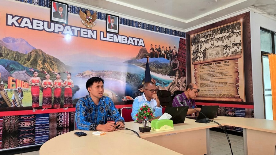 Dr. Ir. Vega Aditama, ST., MT., IPM., (baju batik) saat memberikan Laporan Pendahuluan Penyusunan Dokumen HSPK dan ASB Tahun 2027 di Aula Utama Kantor Bupati Lembata