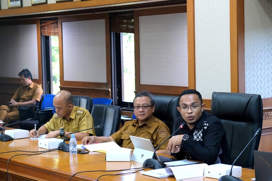 Kepala LPKU ITN Malang, Ir. Ardiyanto Maksimilianus Gai, ST., M.Si., MM. (paling kanan), memberikan pemaparan dalam Forum Konsultasi Publik I