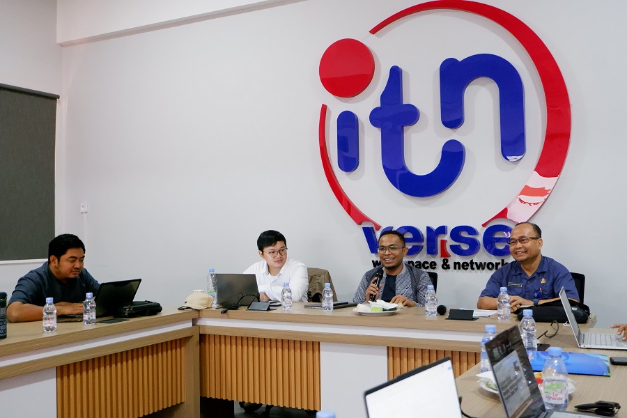 Kepala LPKU ITN Malang, Ir. Ardiyanto Maksimilianus Gai, ST., M.Si., MM., (tengah) bersama Kepala Bidang Penataan Ruang Wilayah DPRKPCK Jatim, Dr. Priyo Nur Cahyo, ST., MT., (kanan)