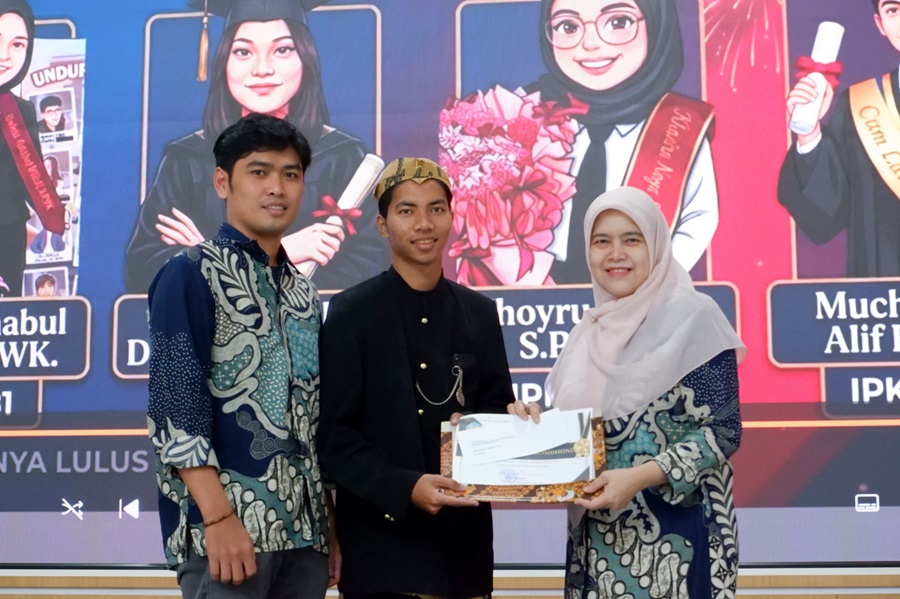 Muchammad Alif Romdhoni lulusan terbaik FTSP ITN Malang sekaligus Terbaik Prodi Arsitektur S-1, dengan IPK 3.94 mendapat apresiasi dari Dekan FTSP.
