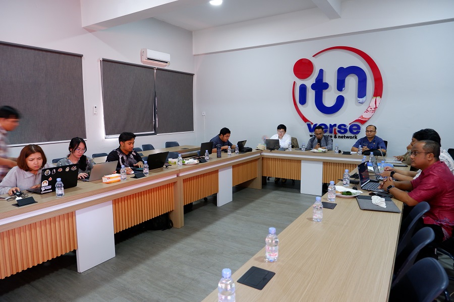 Suasana paparan Laporan Antara Penyusunan Peta Dasar Provinsi Jawa Timur dihadiri oleh tim ahli ITN Malang serta perwakilan dari DPRKPCK Provinsi Jatim di Ruang Workshop LPKU ITN Malang