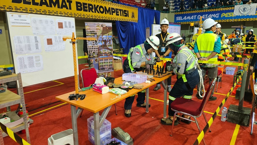 Khoyru Nisya Salsabila Putri mahasiswa Teknik Sipil S-1 ITN Malang saat mengikuti babak final Kompetisi Bangunan Gedung Indonesia (KBGI) XVI Tahun 2025 (1)