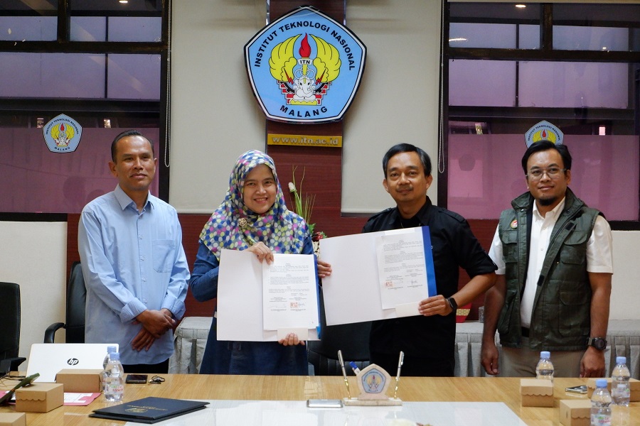 Penandatanganan PKS antara Dekan FTSP ITN Malang, Dr. Debby Budi Susanti, ST., MT., dan Ketua IAI Jawa Timur Komwil Malang, Ar. Armudya Indra Permana, IAI