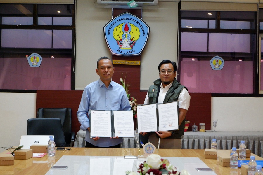 Wakil Rektor III, Dr. Hardianto, ST., MT., (kiri) bersama Ketua IAI Jawa Timur, Ar. Fafan Tri Afandy, IAI., memperlihatkan draft kerjasama