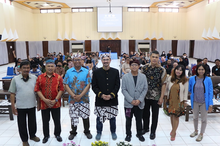 Kaprodi Teknik Geodesi S-1, ITN Malang, Silvester Sari Sai, ST MT, bersebelahan dengan Prof. Dr. Ismail Rakip Karas