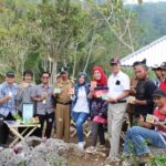 Tim Dosen KKN Tematik ITN Malang foto bersama warga Desa Baturetno