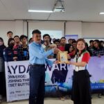 Kaprodi Arsitektur ITN Malang, Ir. Suryo Tri Harjanto, MT, memberikan cenderamata kepada perwakilan Nippon Paint.