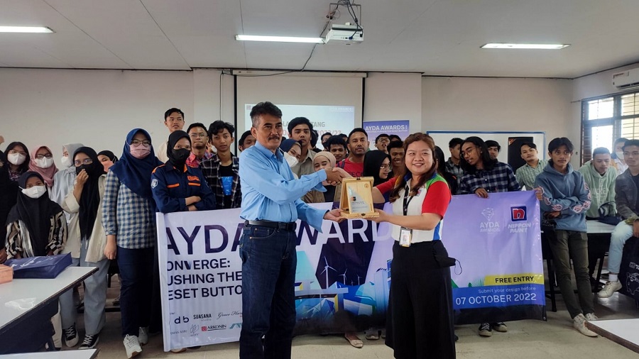 Kaprodi Arsitektur ITN Malang, Ir. Suryo Tri Harjanto, MT, memberikan cenderamata kepada perwakilan Nippon Paint.