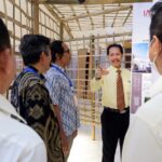 Rektor ITN Malang Prof Dr Eng Ir Abraham Lomi MSEE saat meninjau pameran instalasi bambu dan poster desain bangunan karya alumni Arsitektur ITN Malang