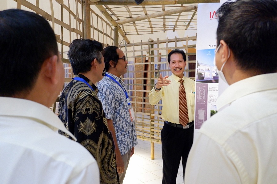 Rektor ITN Malang Prof Dr Eng Ir Abraham Lomi MSEE saat meninjau pameran instalasi bambu dan poster desain bangunan karya alumni Arsitektur ITN Malang