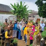 Sudiro, ST MT dosen Teknik Lingkungan S-1 ITN Malang (paling depan) mengunjungi demplot urban farming di salah satu kelurahan di Kota Malang