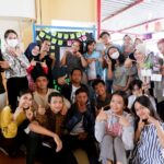 Mahasiswa PWK ITN Malang angkatan 2022 foto bersama di mini exhibition saat memperingati Hari Anak Sedunia 2022, di Hall PWK Kampus 1 ITN Malang