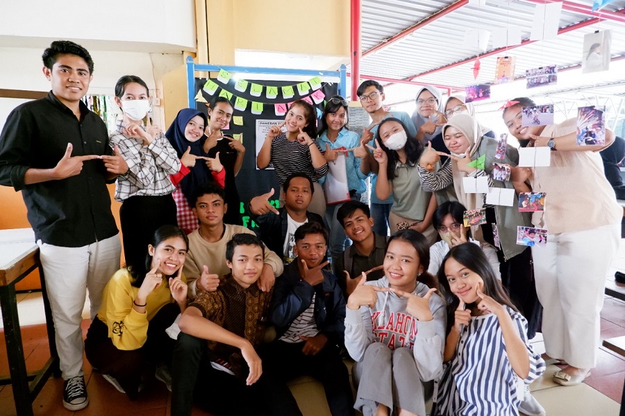 Mahasiswa PWK ITN Malang angkatan 2022 foto bersama di mini exhibition saat memperingati Hari Anak Sedunia 2022, di Hall PWK Kampus 1 ITN Malang