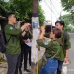 Mahasiswa Teknik Lingkungan S-1 ITN Malang saat mengidentifikasi pohon dan mencabut paku pada pohon di Kota Batu,