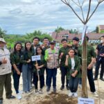 Mahasiswa Teknik Lingkungan S-1 ITN Malang bersama Wali Kota Malang Drs. Sutiaji foto bersama usai menanam pohon di Ex TPA Kalisari Kota Malang
