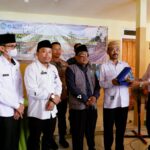Pengembangan wisata desa. Kepala Disbudpar Bangkalan Moh. Hasan Faisol, Dekan FTSP, ITN Malang, Dr. Ir. Hery Setyobudiarso M.Sc, Kepala Desa Batangan H. Zaini, dan Kepala Desa Alas Rajah
