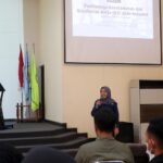 Lilia Nurdwiningrum, S.KL, staf Dinas Lingkungan Hidup Kabupaten Malang saat memberikan materi tentang pentingnya sistem manajemen keselamatan dan kesehatan kerja SMK3