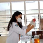 Diva Tri Fena sedang melakukan analisis laboratorium di Laboratorium Teknik Lingkungan ITN Malang