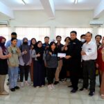 Ketua IATS, Ir. Alief Akbari, MM secara simbolis menyerahkan bantuan dana pendidikan kepada mahasiswa Teknik Sipil S-1, ITN Malang